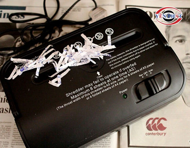 Tháo nắp thùng chứa máy