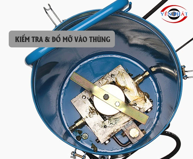 Đổ mỡ vào thùng đựng