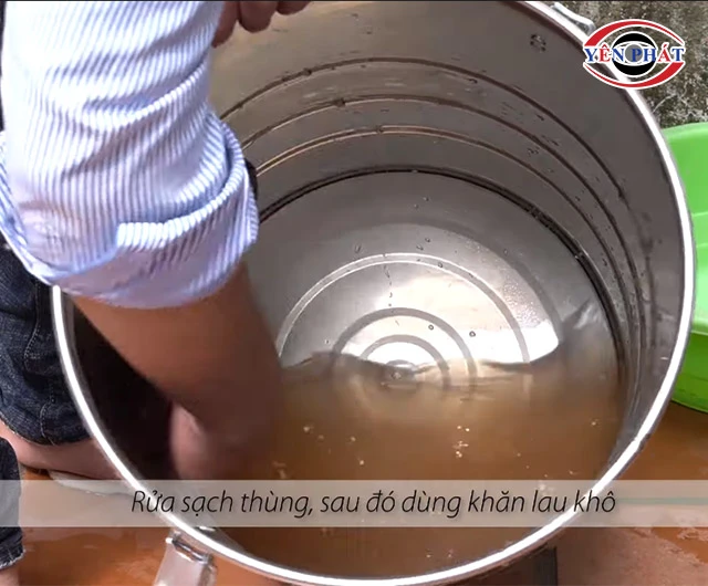 vệ sinh thùng chứa của máy hút bụi Clean Tech CT380