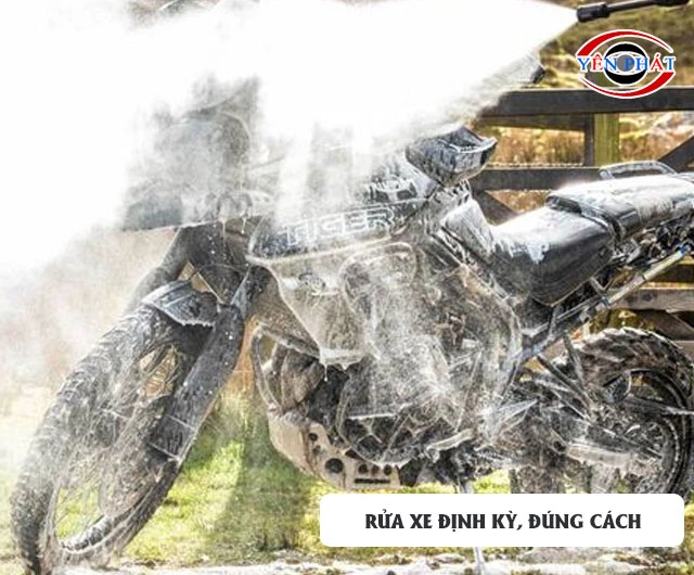 Tiến hành rửa xe định kỳ