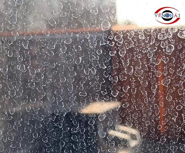 11+ Cách tẩy kính bị Ố mờ, Mốc: Siêu nhanh, Hiệu quả