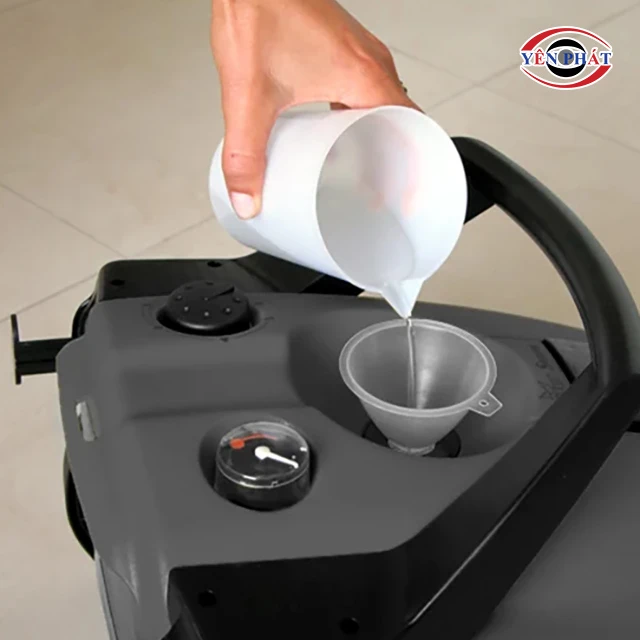 đổ hoá chất vào máy