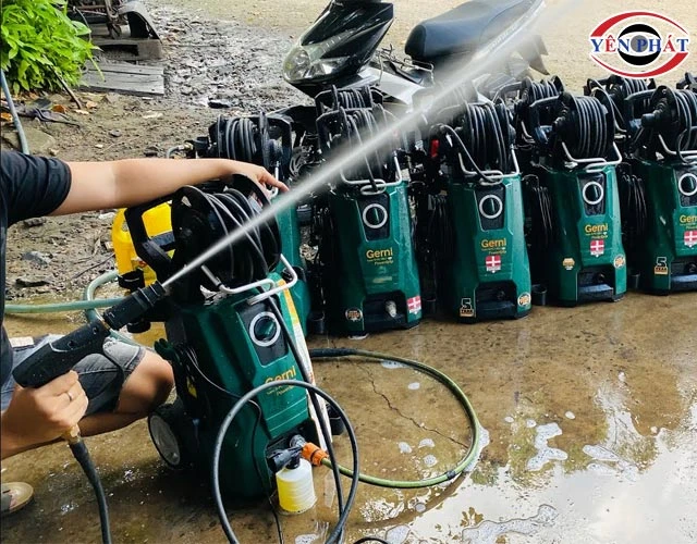 Dùng máy rửa xe Gerni