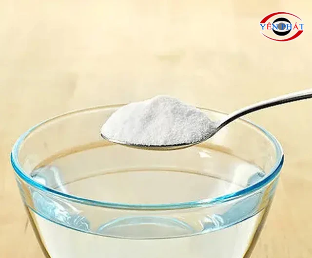 Làm sạch kính bằng baking soda