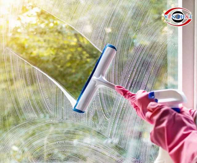 Kính sáng sạch như mới bằng hóa chất chuyên dụng