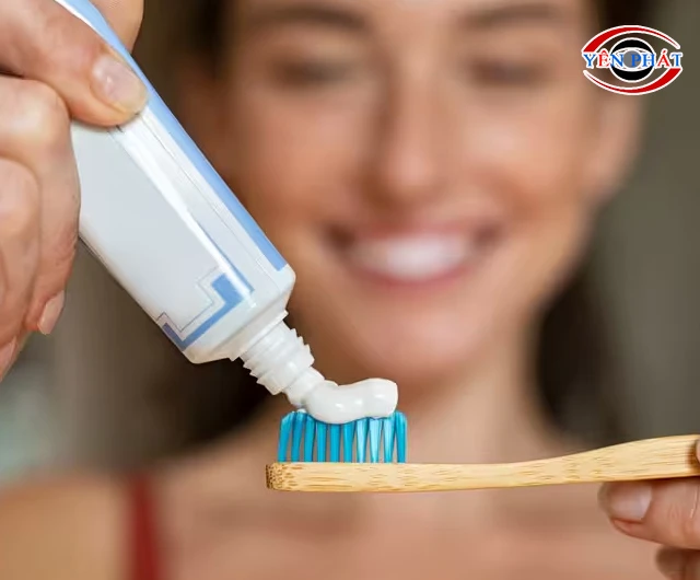 Làm sạch hiệu quả bằng kem đánh răng
