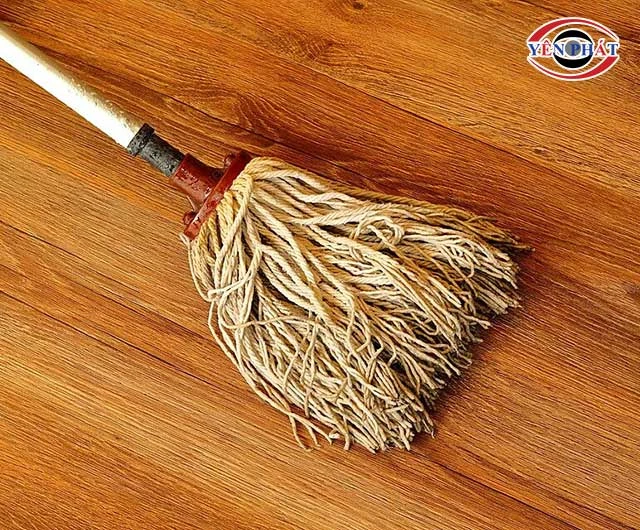 chổi lau sàn bị bẩn