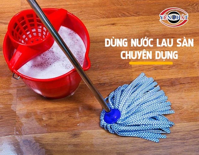 dùng nước lau sàn chuyên dụng