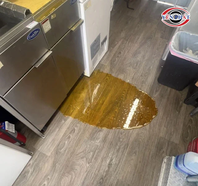 Sàn dính vết dầu mỡ