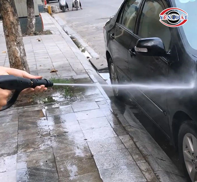sử dụng Súng xịt rửa xe ô tô áp lực cao
