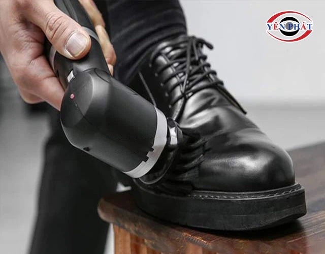 cách đánh giày bằng máy đánh giầy cầm tay