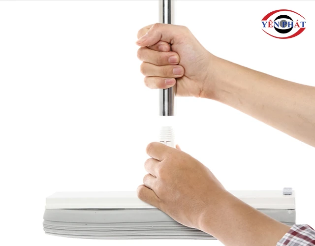 Gắn miếng lau vào cán cây lau