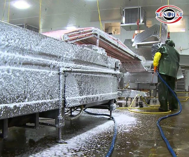 Vệ sinh thiết bị trong nhà xưởng