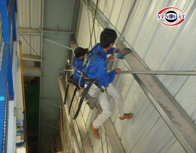 Làm sạch tường nhà xưởng