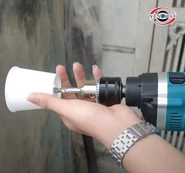 khoan tường không bị bụi bằng cốc giấy