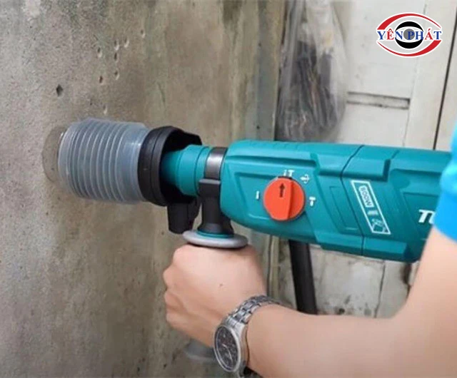 khoan tường không bụi bằng đầu chụp mũi khoan