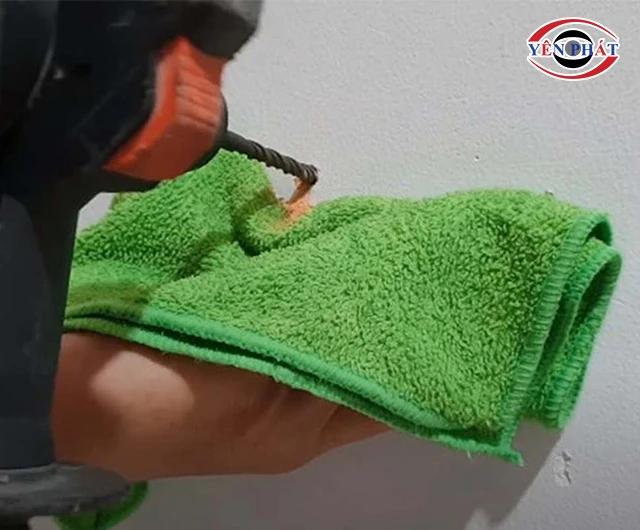 khoan tường không rớt bụi với giẻ ẩm 