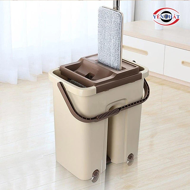 Đặt bàn lau vào thùng chứa nước