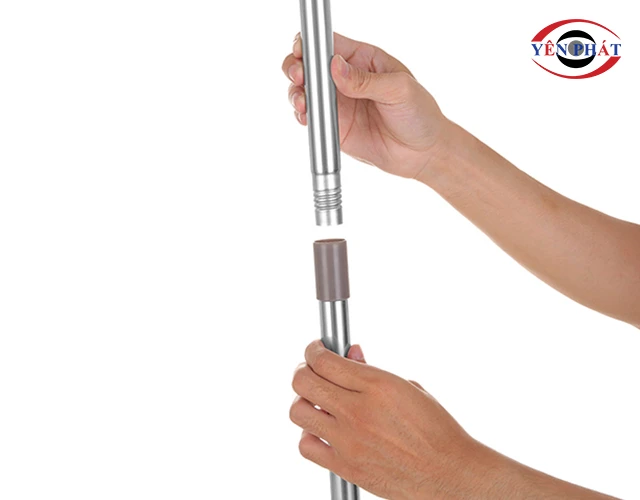 Lắp phần khớp nối ở cán vào nhau