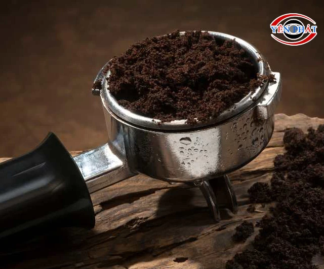 Khử mùi hôi giày bằng bã cà phê