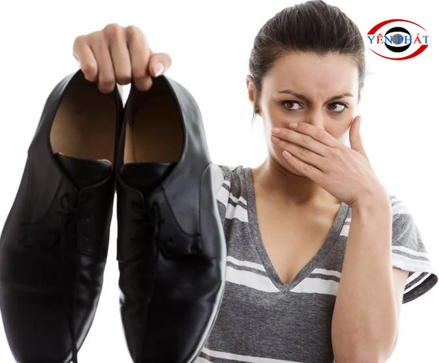 Cách khử mùi hôi giày da khó không?