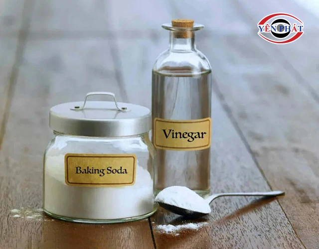 Dùng giấm + baking soda 