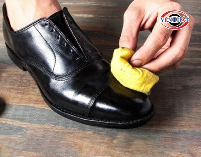 6 Cách tẩy xi đánh giày: Nhanh, Hiệu quả, Dễ làm nhất