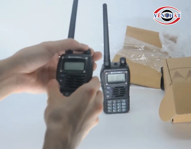 khởi động bộ đàm Motorola SMP 818