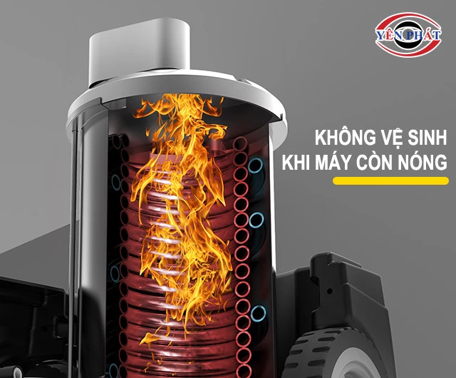 không vệ sinh máy khi còn nóng