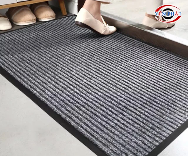Đặt thảm chùi chân trước nhà