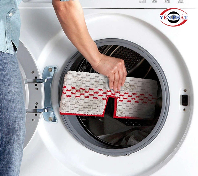 giặt bông lau sau khi dùng