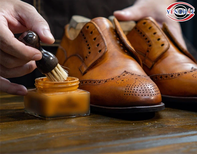 Chấm xi lên giày