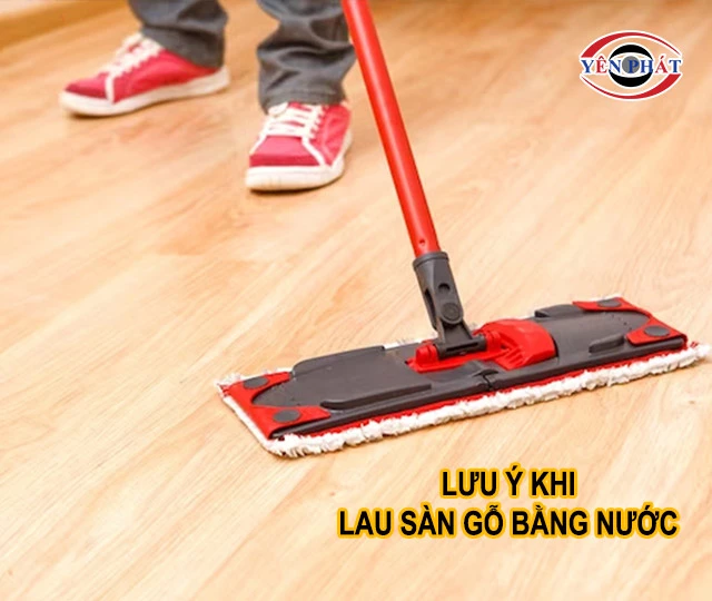 Lưu ý khi lau sàn gỗ bằng nước