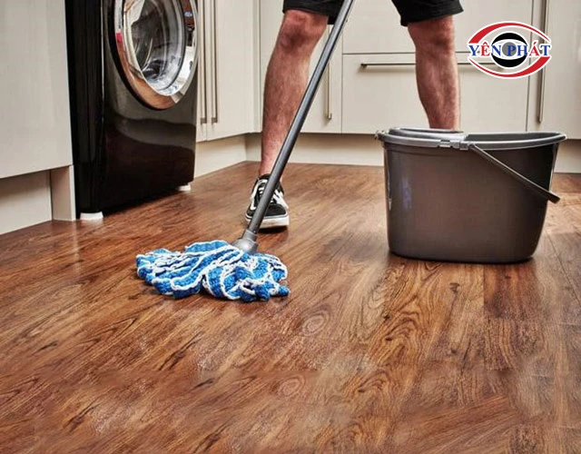 Sàn gỗ có lau được nước không? Giải đáp chi tiết A- Z