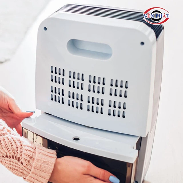 Cách xả nước trong khay chứa