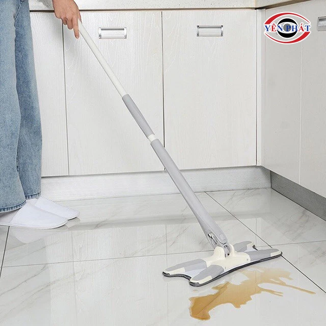 Dùng cây lau làm sạch sàn