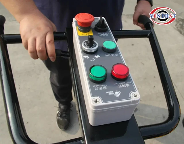 Tay cầm điều khiển