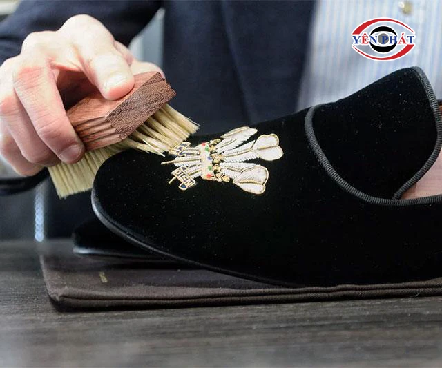 Vệ sinh giày nhung bằng bàn chải mềm