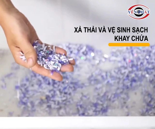 xả thải và vệ sinh sạch khay chứa