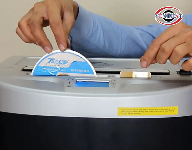 tiến hành huỷ tài liệu