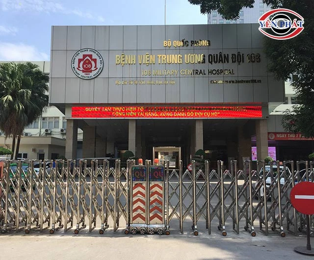 cổng xếp inox lắp tại bệnh viện