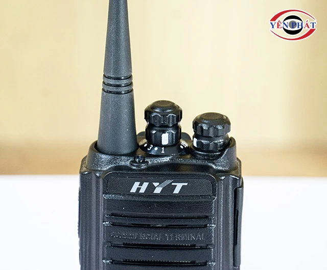 nút điều chỉnh của bộ đàm cầm tay HYT TC 500S