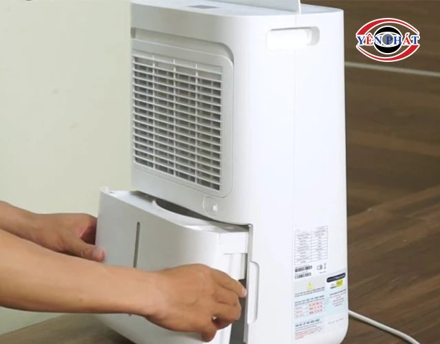 thay nước ở máy hút ẩm thường xuyên