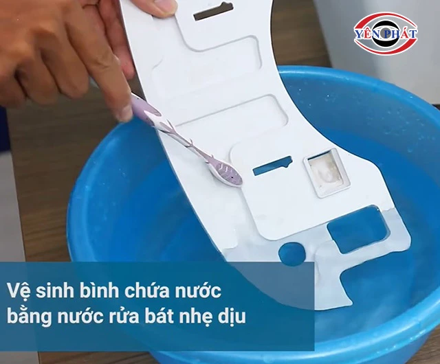 Vệ sinh khay chứa nước