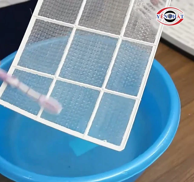 Làm sạch bụi bẩn ở tấm lọc