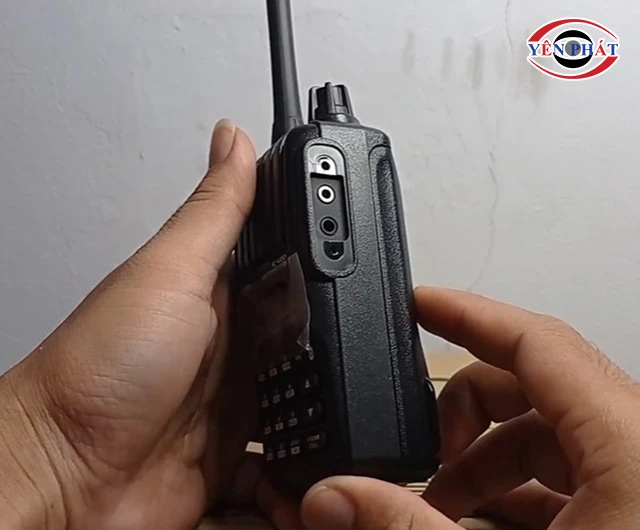 vị trí giắc cắm của bộ đàm