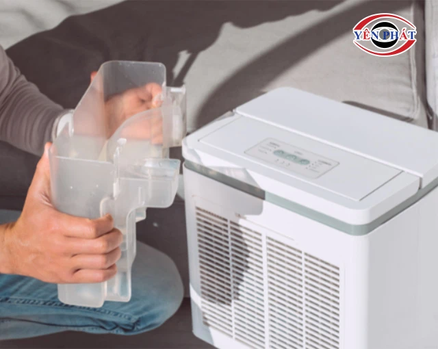 tháo khay chứa nước cho máy hút ẩm