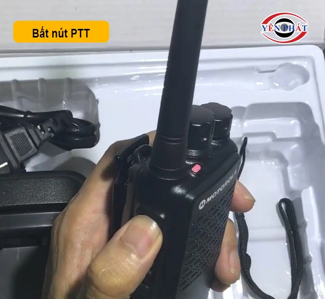 bấm nút PTT