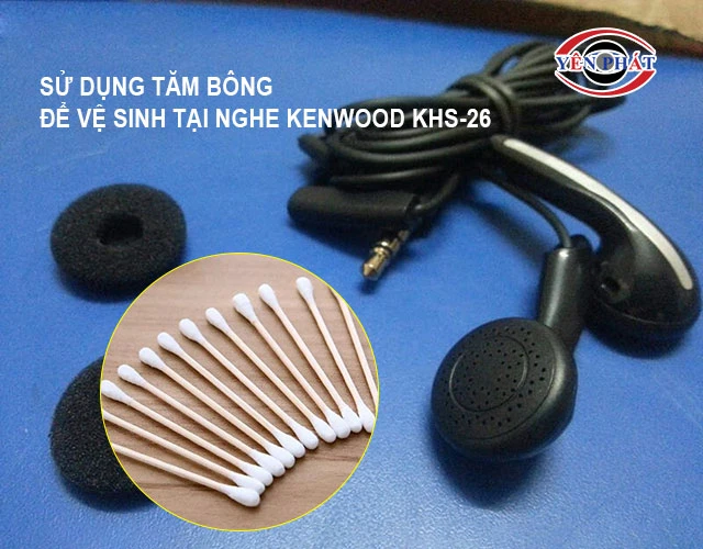 dùng tăm bông vệ sinh tai nghe