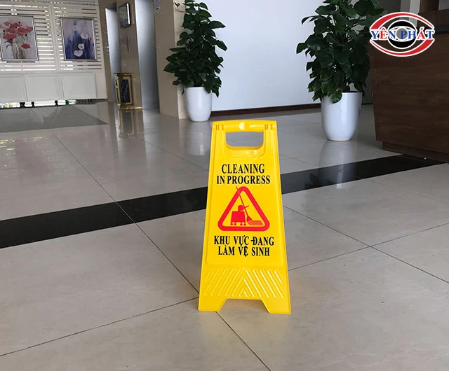 đặt biển biển báo sàn ướt tại chỗ đông người